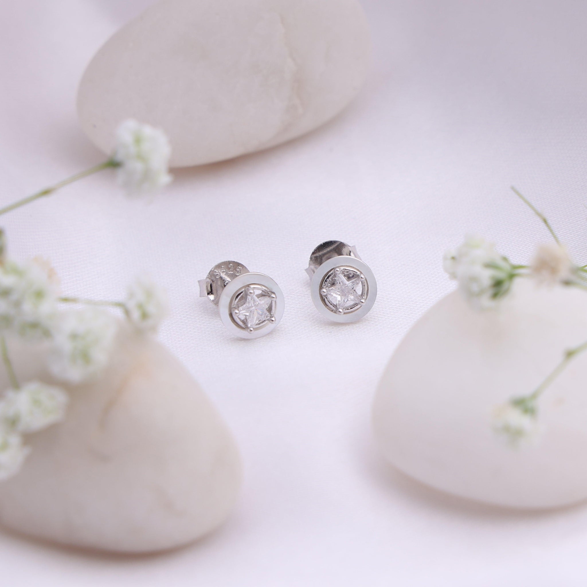 Shimmer & Shine – Catch the light, capture attention.