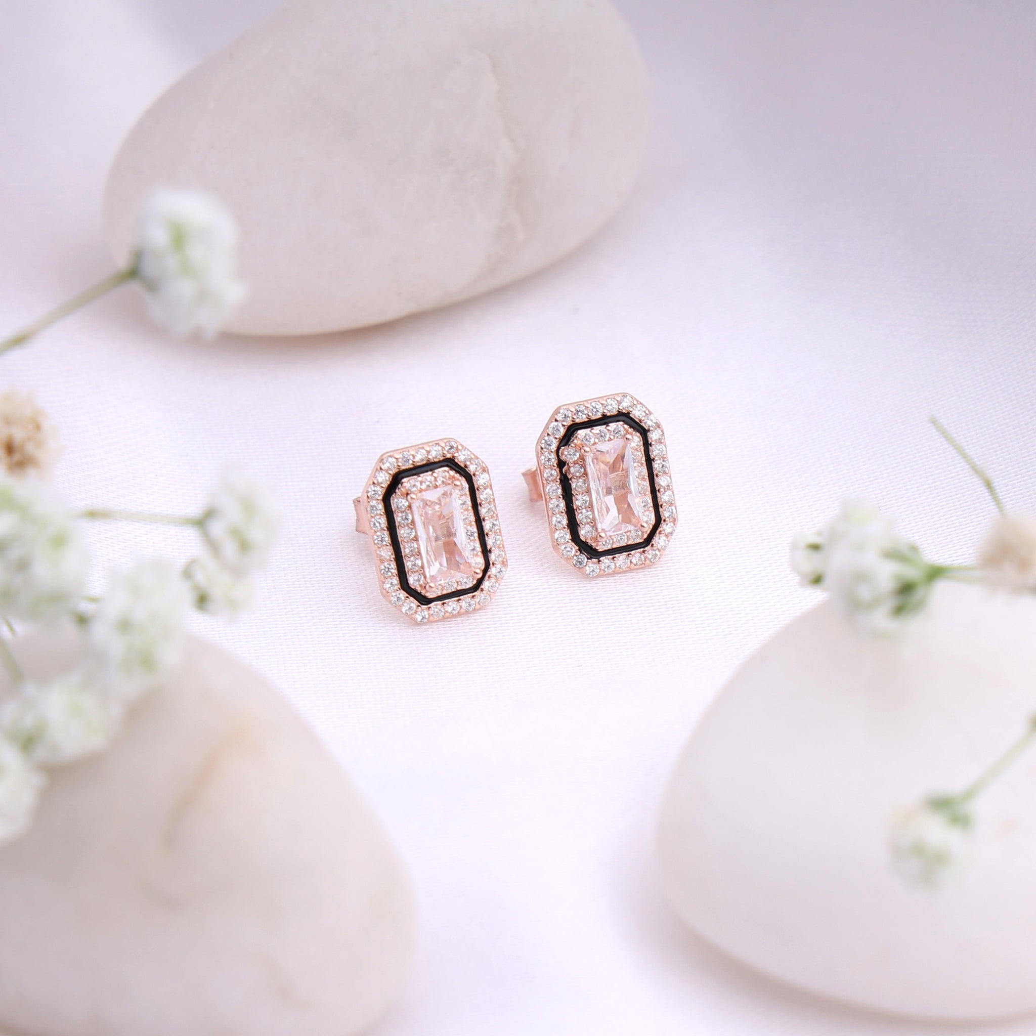 Minimal Magic – Simplicity at its finest, designed to dazzle.